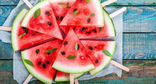 2岁吃瓜儿童,2岁萌娃的甜蜜探险之旅